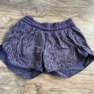 Lululemon tracker 3 navy banana leaf shorts